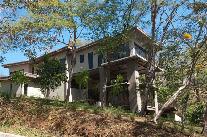 哥斯达黎加自然风光中的现代树屋-9