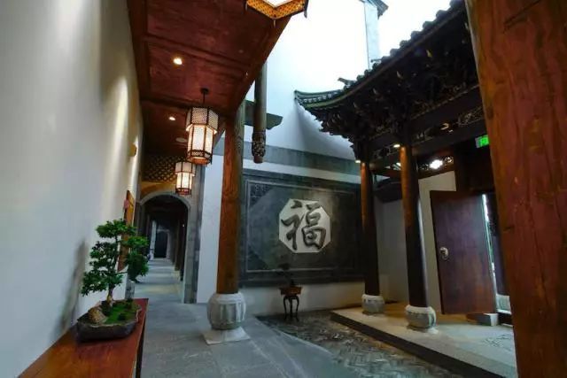 这家合院式精品酒店,拥有中国最大的剑川木雕群落-9