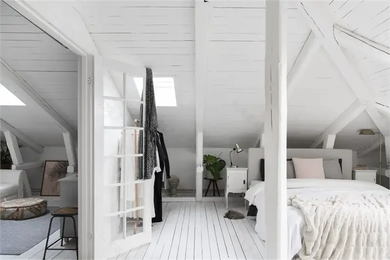 优雅双层公寓,阁楼卧室的独特魅力-16