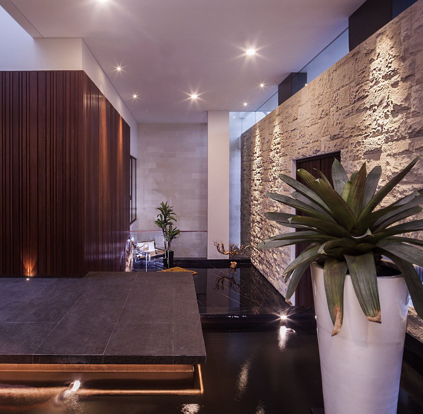 热带光影之家 · 现代极简的室内设计-23