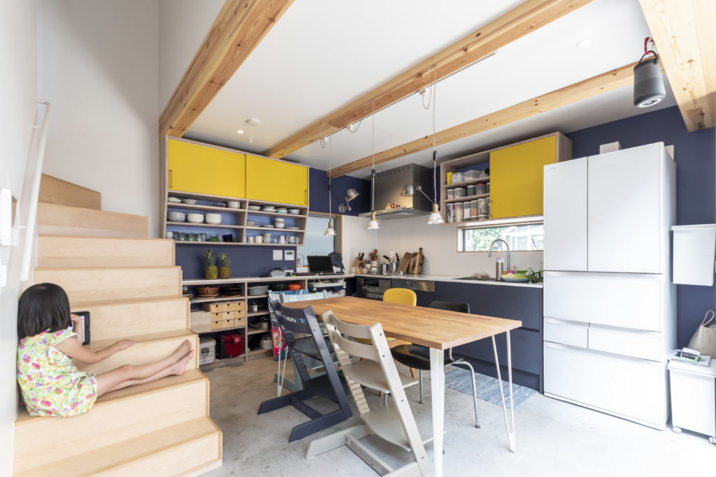 漫画の世界にも通ずる住空間リビングが外にあって、直接空を望める家で暮らす | Outdoor | 100%LiFE-13