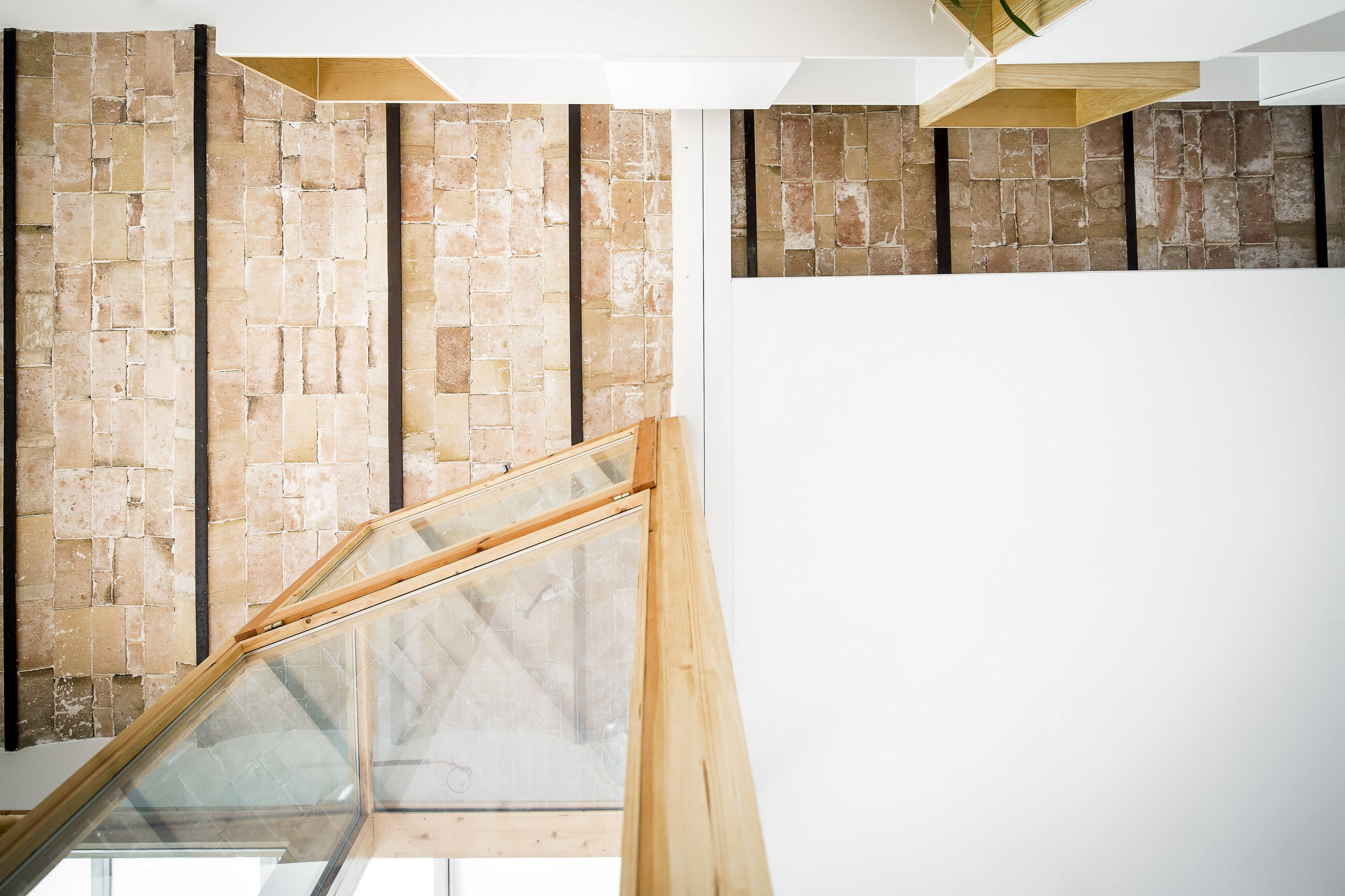 巴塞罗那旧宅翻新，打造室内外一体化生活空间-21