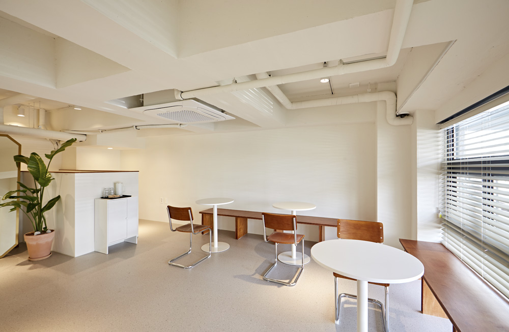 28 平极简双层咖啡馆，展现白色与木纹之美-13