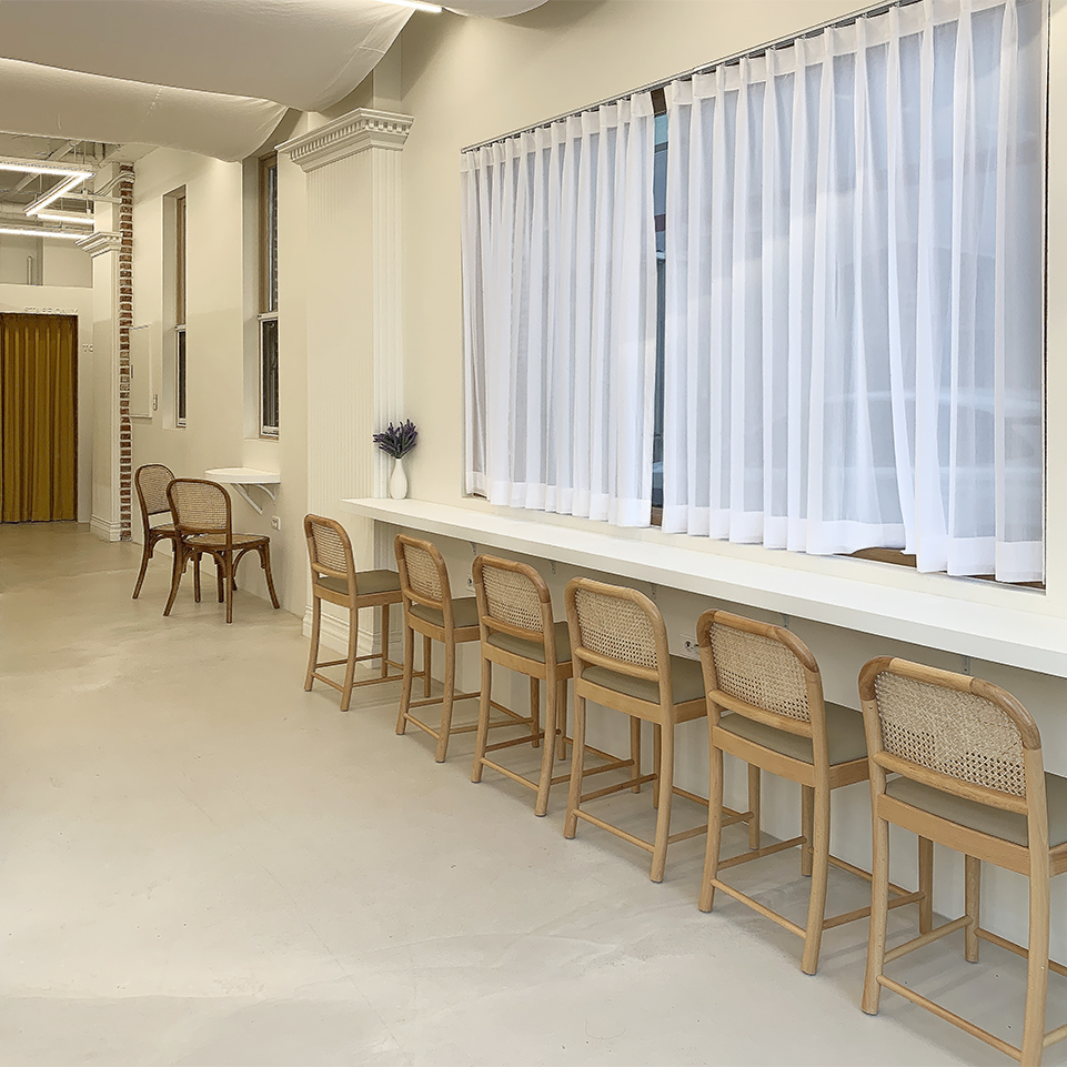 简约 20 平米咖啡店，打造温馨白洞穴空间-2