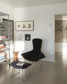 黑三角屋· OG (注:Gables常见义为三角墙 ,Black Gables可理解为有黑色三角墙之类建筑特点的地方,直译为黑三角屋 ;OG若在这里不清楚是否为某个特定品牌、名称、术语等的缩写,在无更多背景时保留) 丨加拿大丨Omar Gandhi,Peter Braithwaite