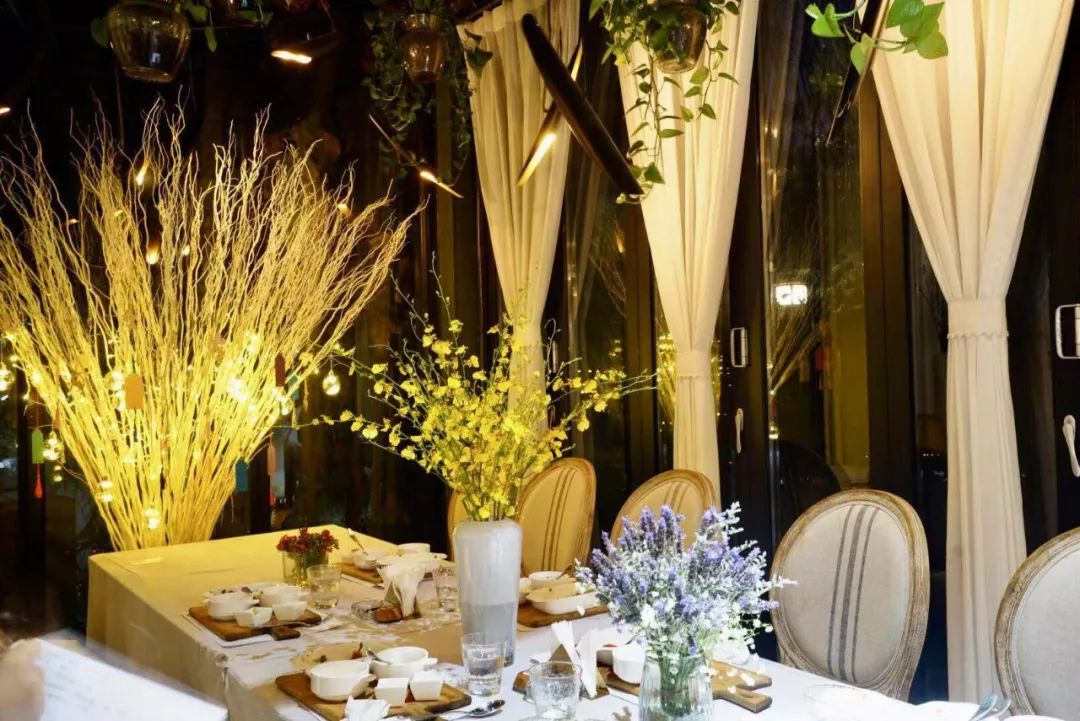 浪漫花艺装点白鲸餐厅,温暖冬日空间-16