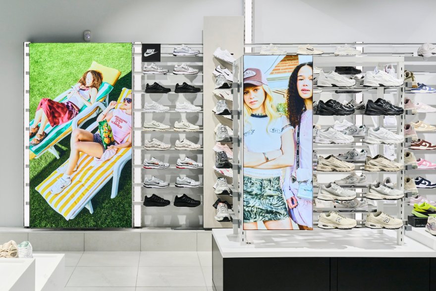 SCHUH在Meadowhall购物中心重新开业店铺更新丨英国谢菲尔德丨Briggs Hillier-10
