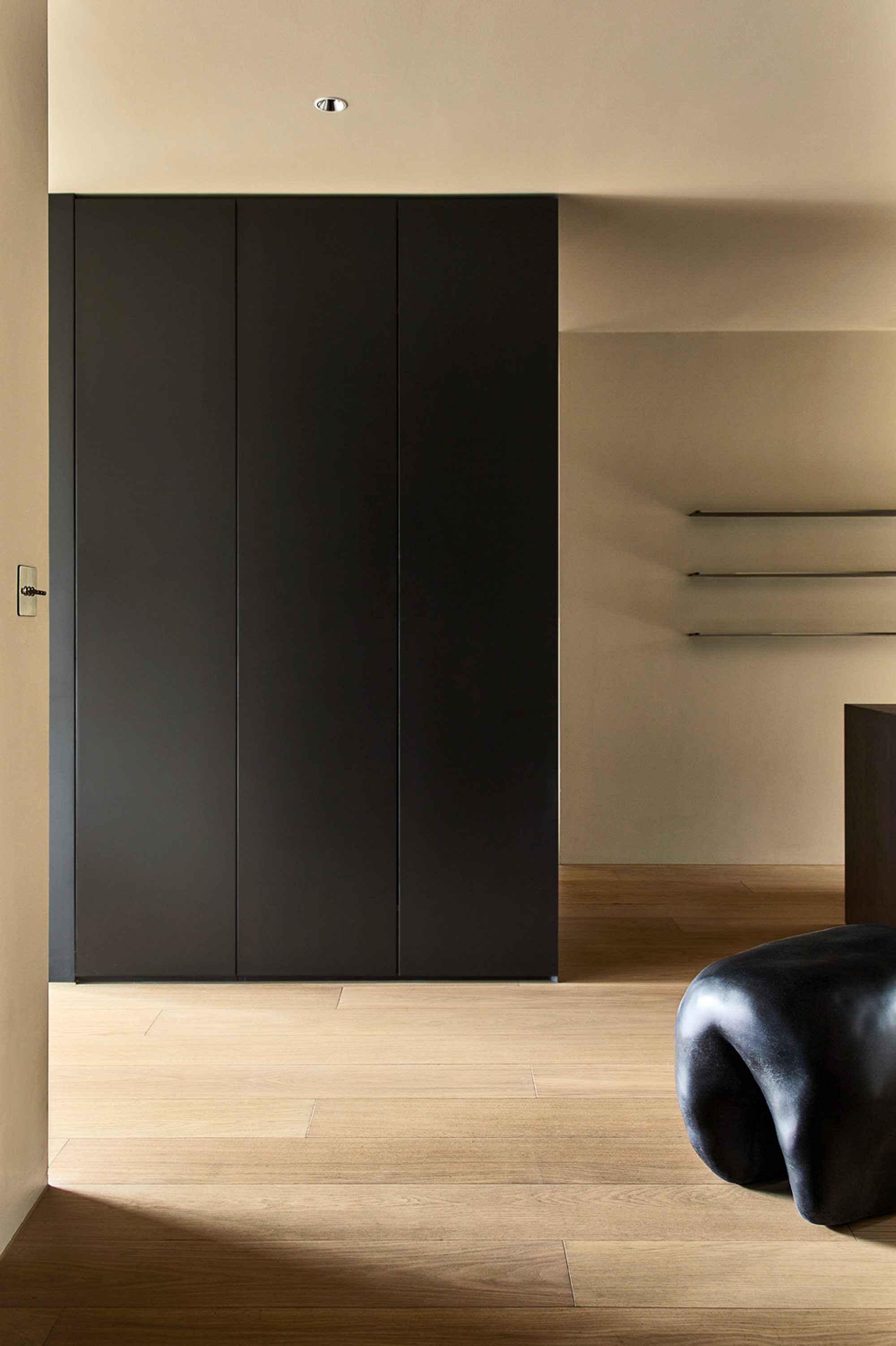 黑色中古风极简公寓-10