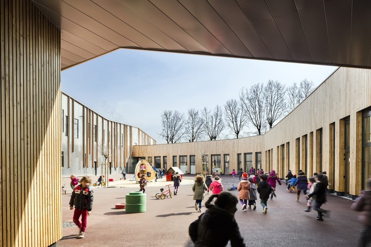 绿意盎然的新校园 · 贝松安吉拉·戴维斯学校-13