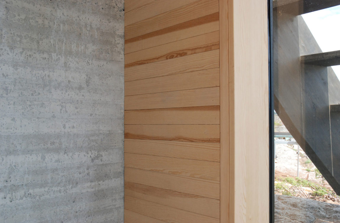 挪威伦德·哈吉姆设计“玻璃墙之光”住宅，融入拉维克崎岖地貌-36