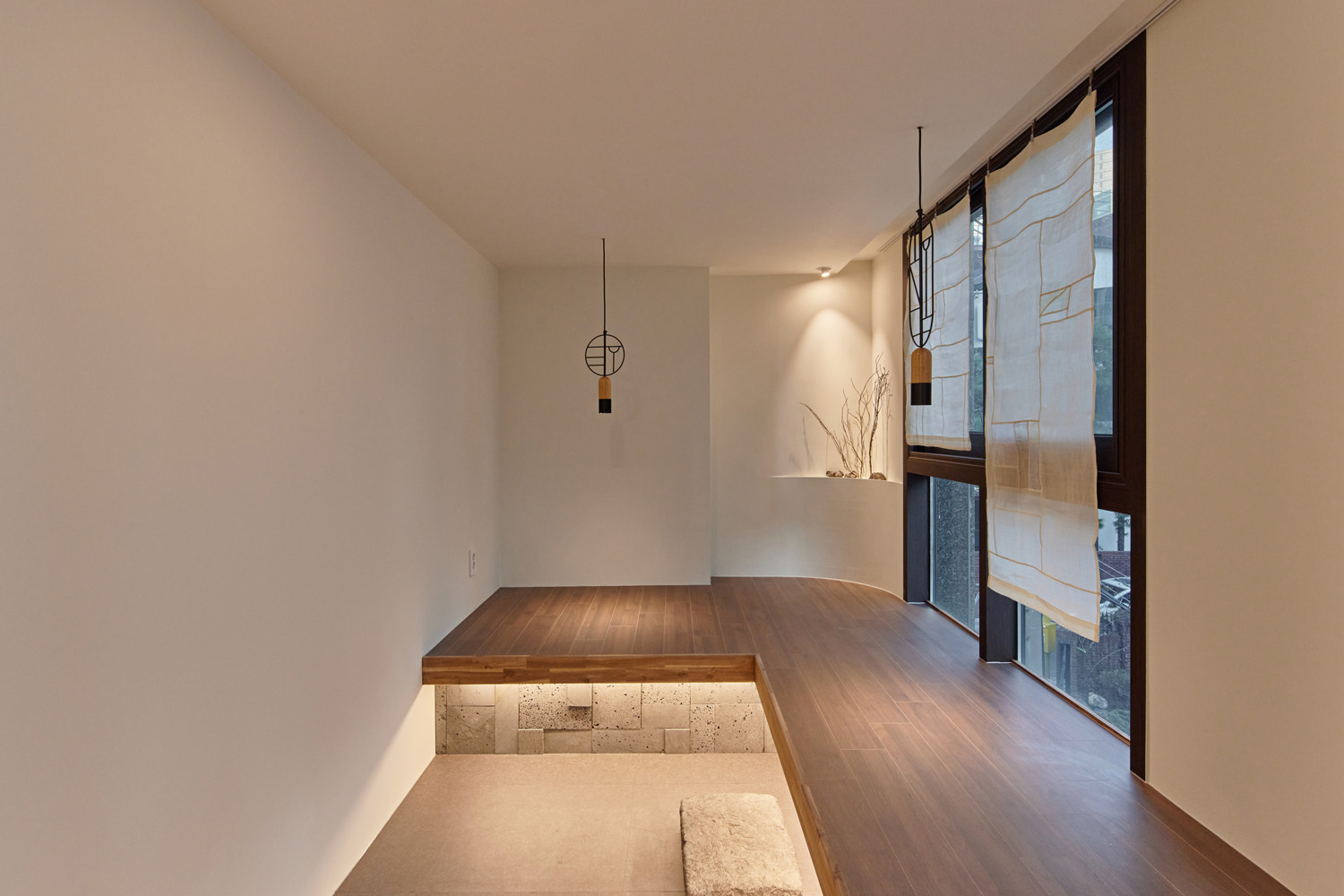 "木材与高级酒店氛围的完美融合 - 21 坪酒店式公寓室内设计"-5