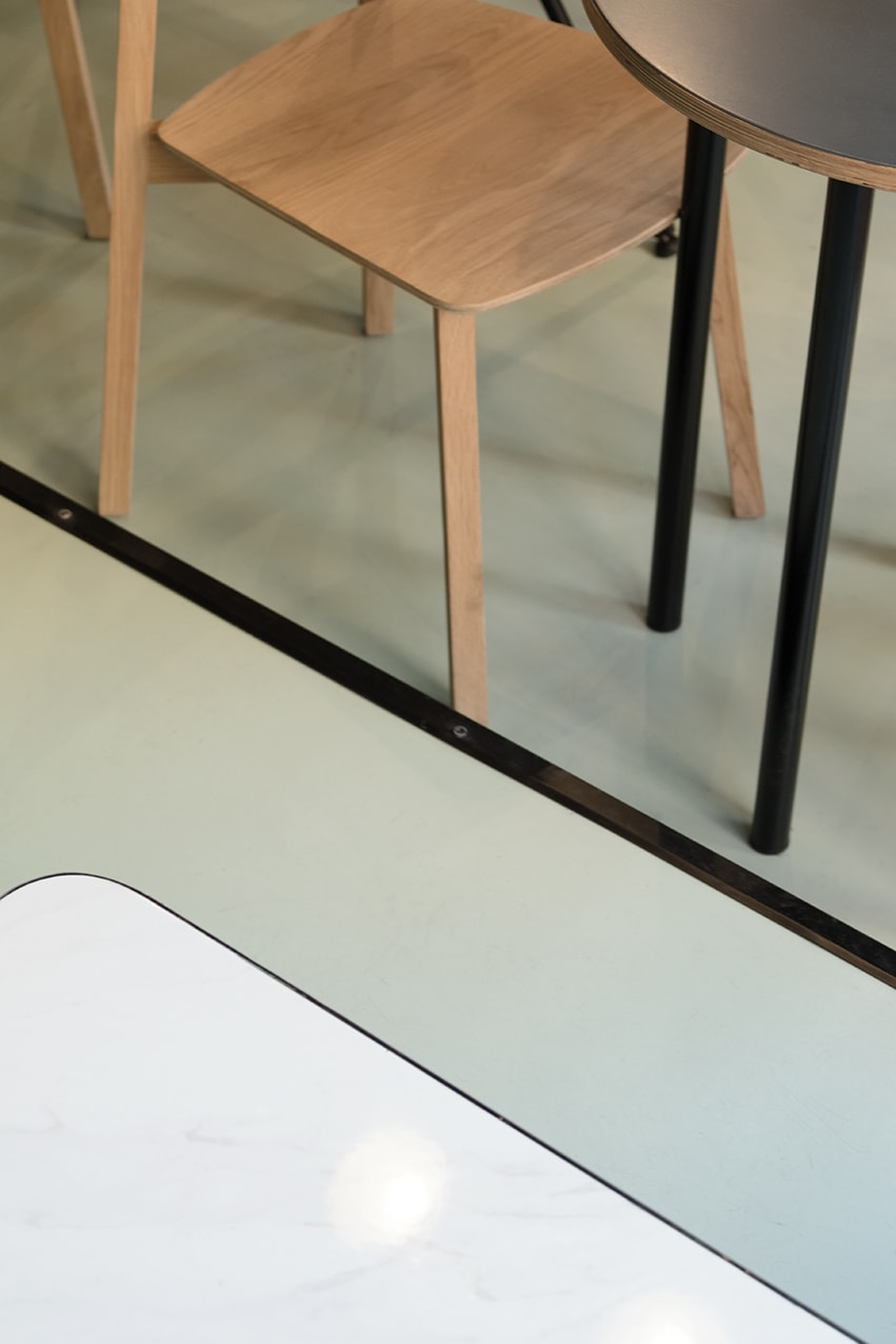 塞尔维亚 Autori Architects 设计现代水泥咖啡馆，色彩优雅展现别致空间-10