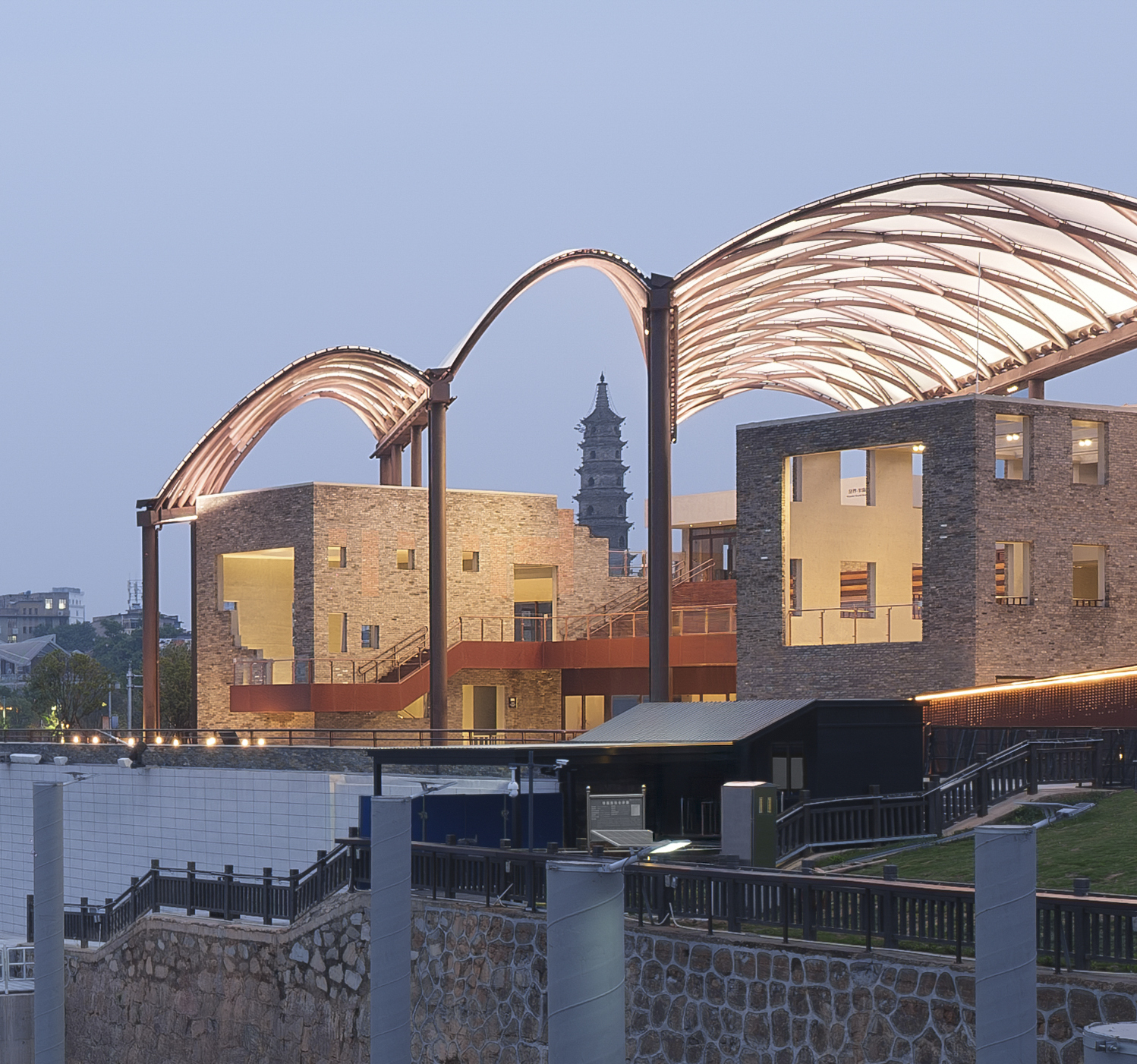 Yueyang Hualinggang Pier Tourist Center / WANG HUI | URBANUS-42