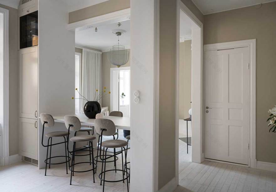 平静与宁静:斯德哥尔摩精致的单色公寓-10