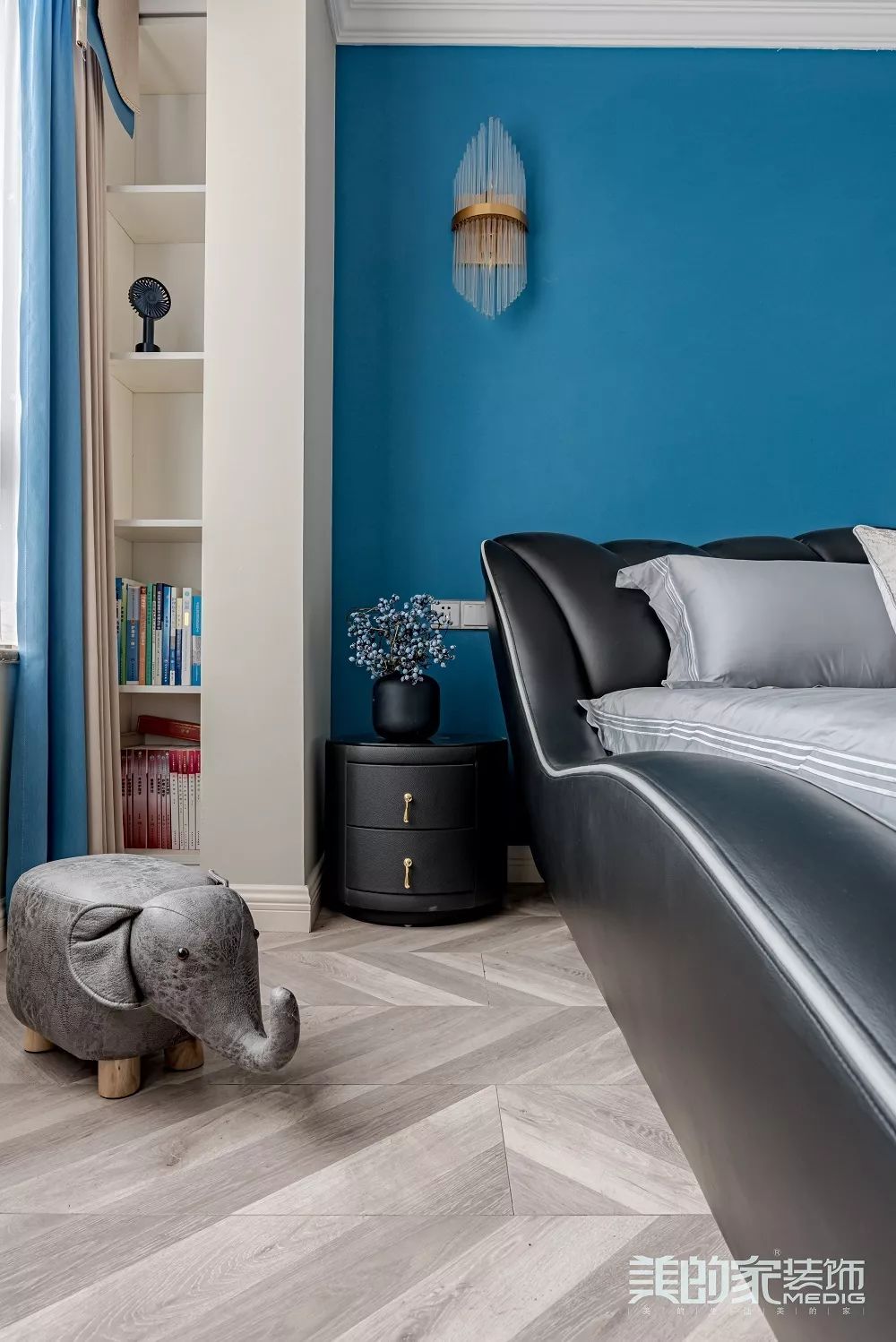 三代同堂的现代家园,金属质感与色彩活力的完美融合-64