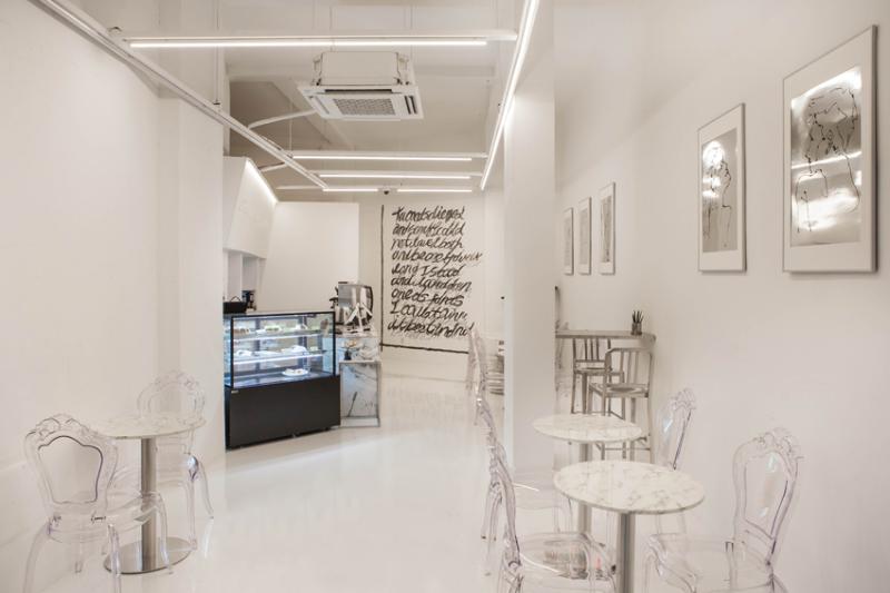 首尔洪大 20 平现代甜品咖啡厅，白色简约风室内设计-3