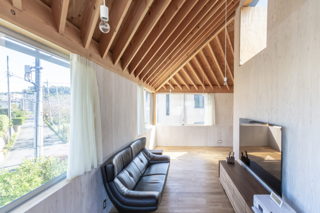 子どもが自由に走り回れる家空が見える階段室をコアにした回遊式空間で暮らす | Architecture | 100%LiFE-2