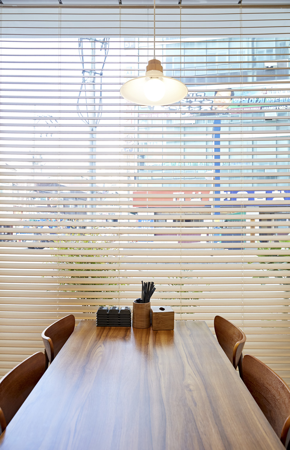 10 坪极简主义烤鱼店，品味温馨与时尚-14