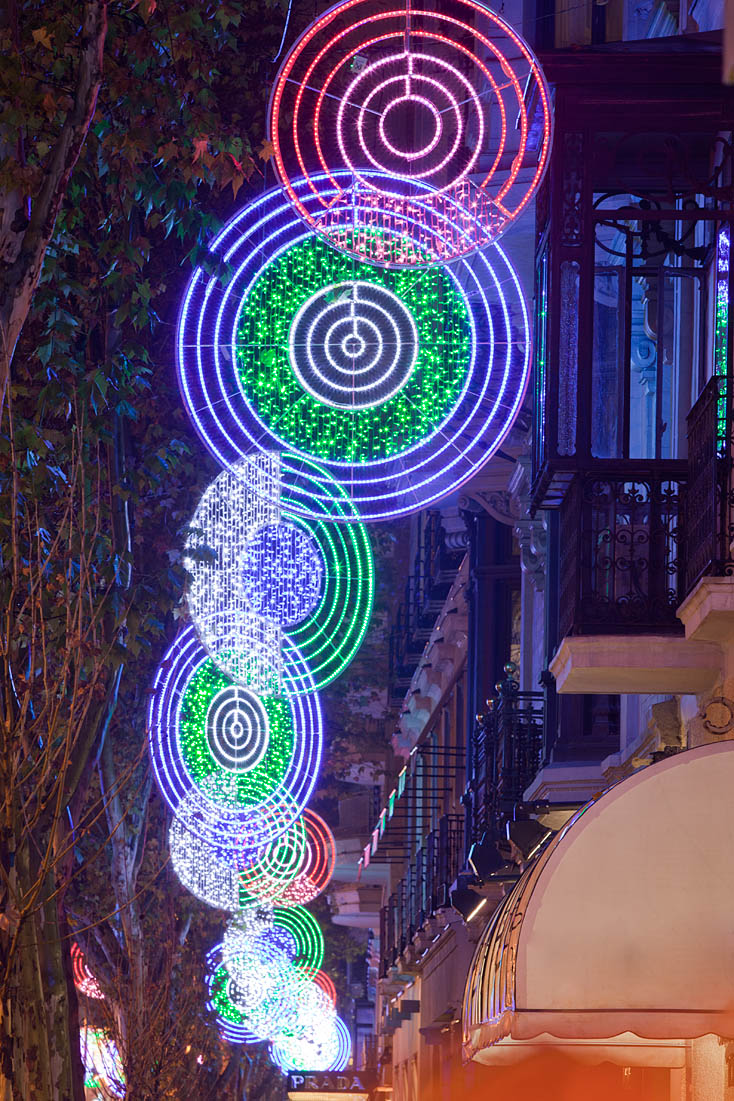 色彩几何的环保圣诞· Teresa Sapey 照亮马德里奢华街区-16