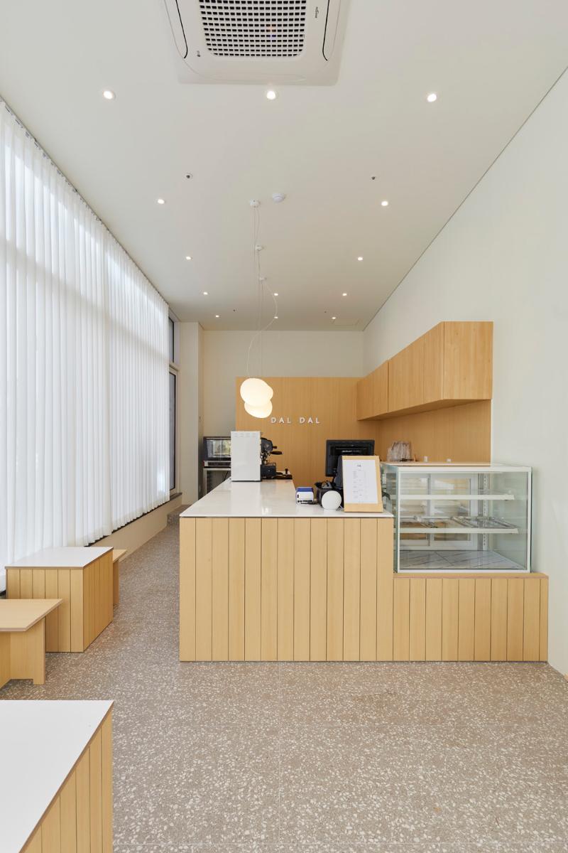 13 坪简约咖啡馆，尽显白色与木纹之美-7