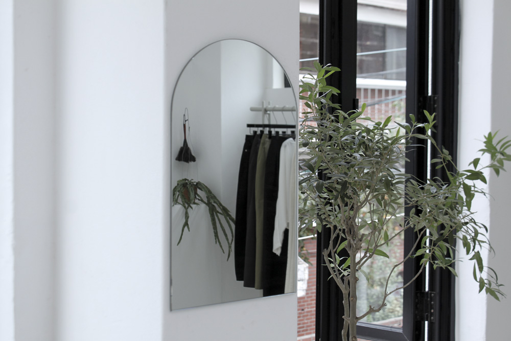 白色时尚迷你家具店设计-6