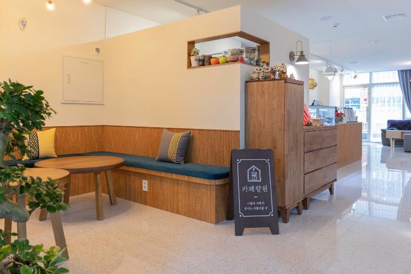 20 平米简约咖啡厅，打造温馨原木空间-7