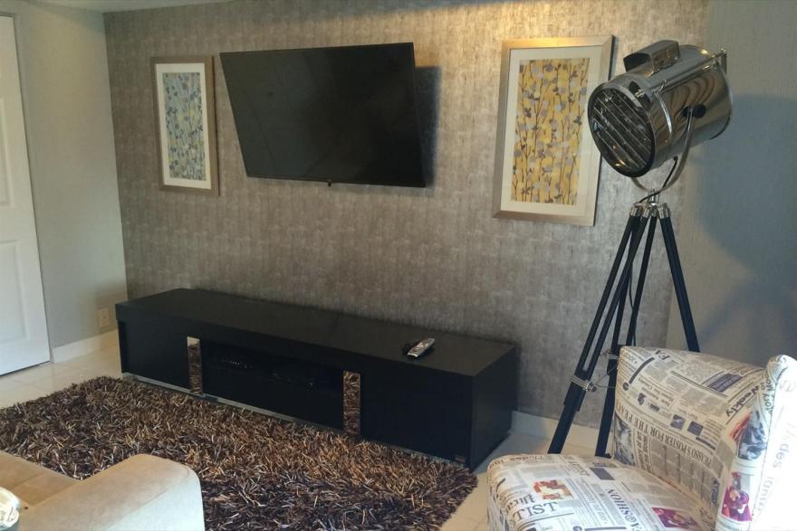 现代舒适公寓设计,木质元素打造温馨家居-4