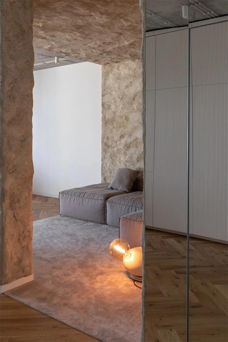 粗犷与精致完美融合的侘寂风公寓设计（Mazanka公寓）丨乌克兰基辅-19