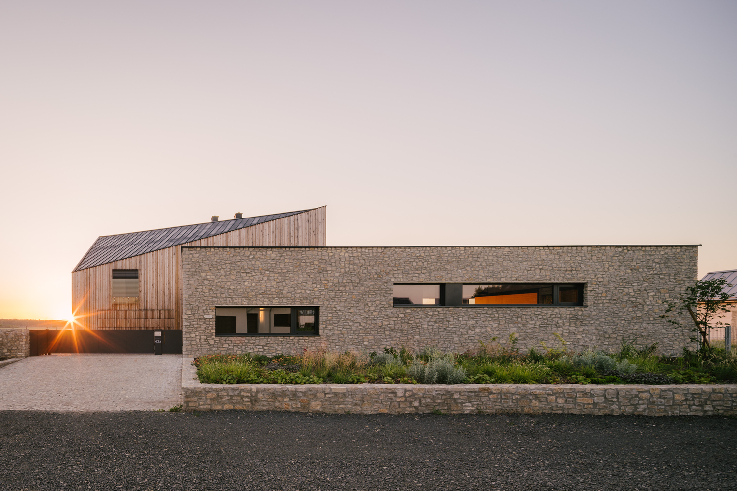 波兰田野中的和谐共生建筑丨波兰波莱丨Staruń Wanik Architects-24