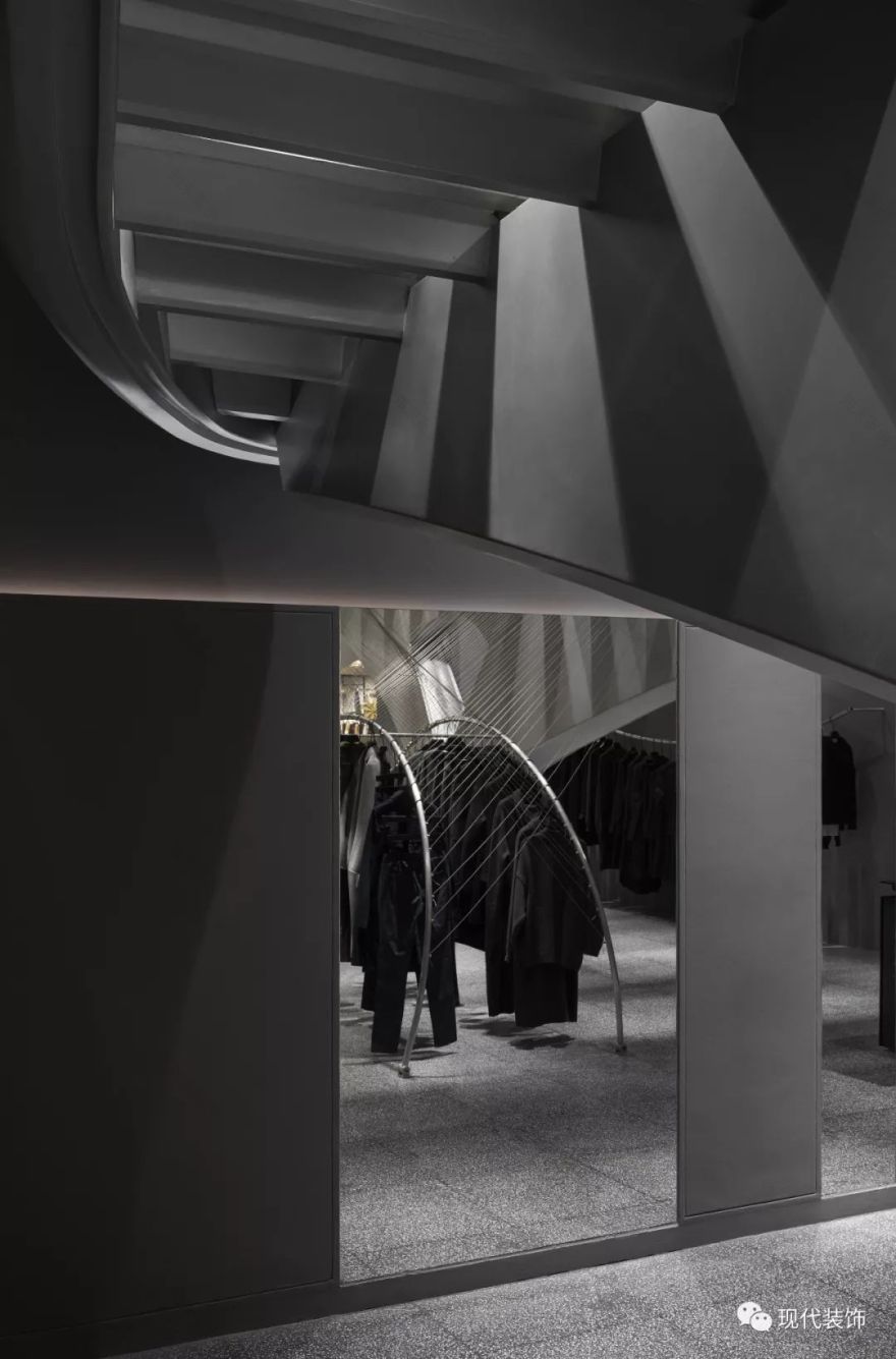 叶梹室内设计 | 充满现代感与未来感的服装体验店!-29