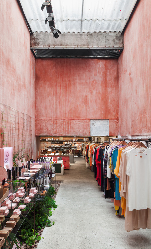 半埋车库变身的绿色时尚店铺-19