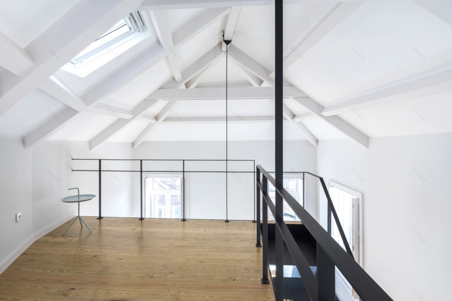 历史中心 19 世纪联排别墅改造,黑白对比展现现代魅力-7