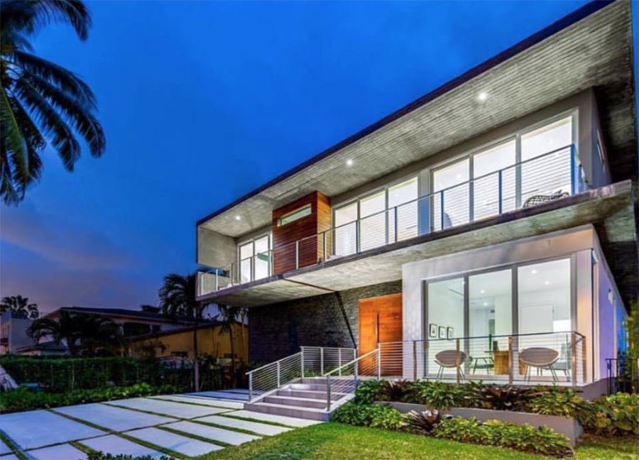 迈阿密棕榈岛上的私人住宅 | 自然光与水景的完美融合-0