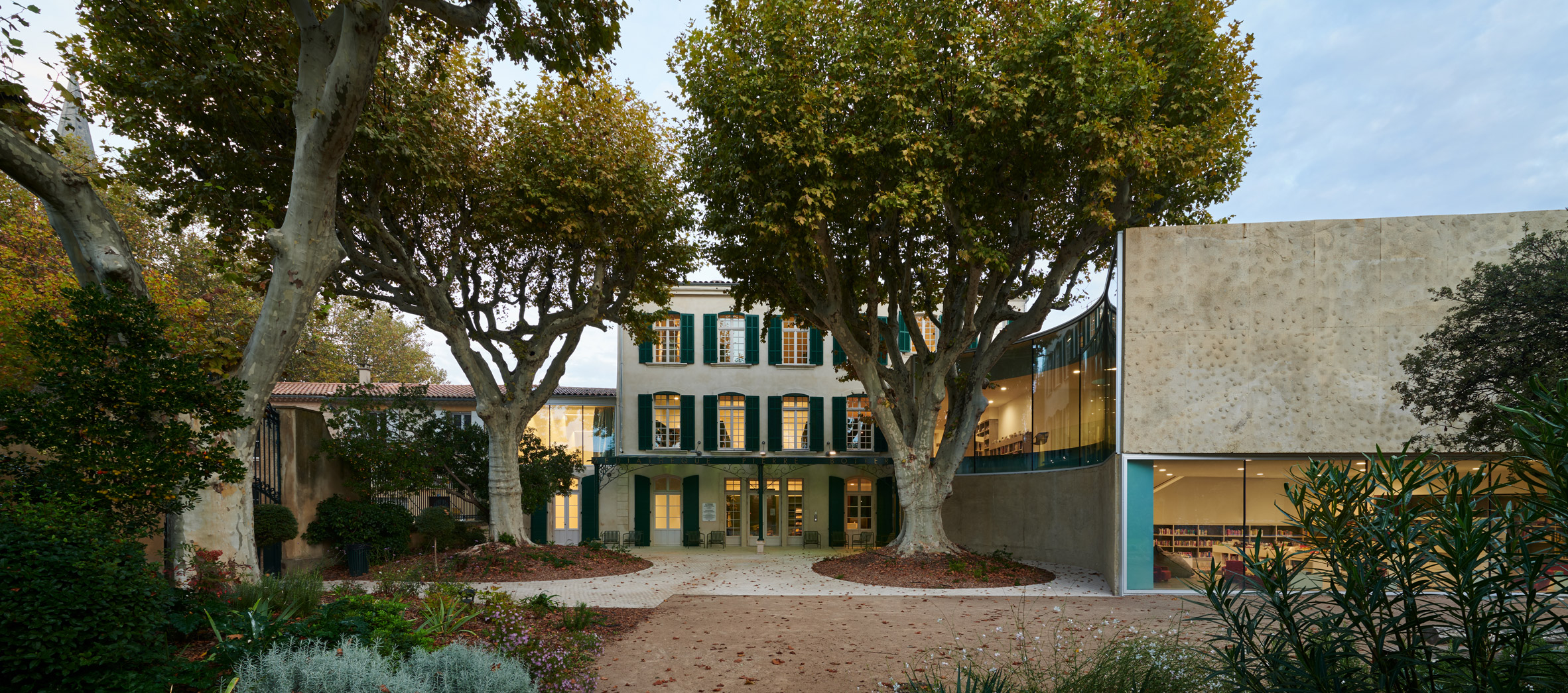 法国庄园图书馆 | 曲面玻璃嵌入历史建筑-8