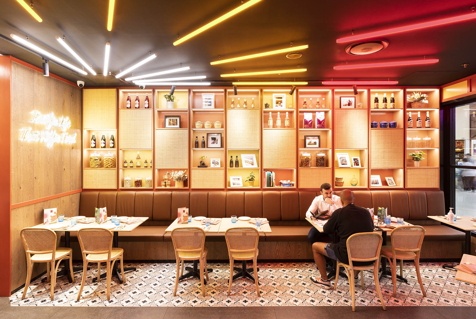 Thairiffic 餐厅 · 现代工业风格的泰国街美食空间丨澳大利亚-0