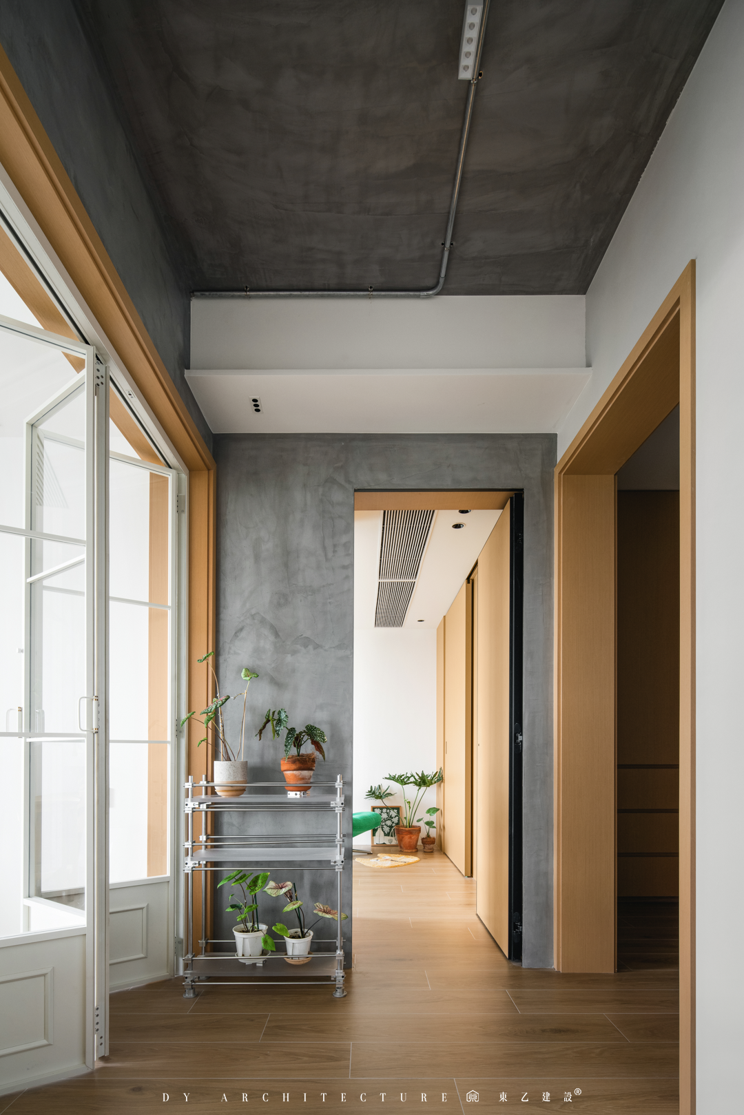 原始粗狂的混凝土裸顶遇上紧凑小三房,这酷酷的松弛感真让人着迷丨中国长沙丨東乙建设-94