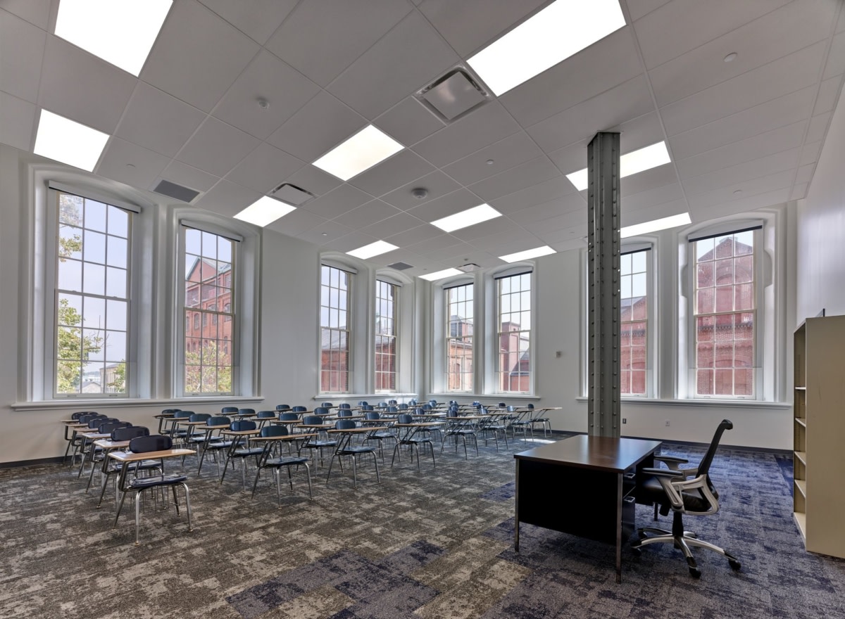 费城 Franklin Towne Charter High School 现代化改造,历史建筑焕发新活力-11