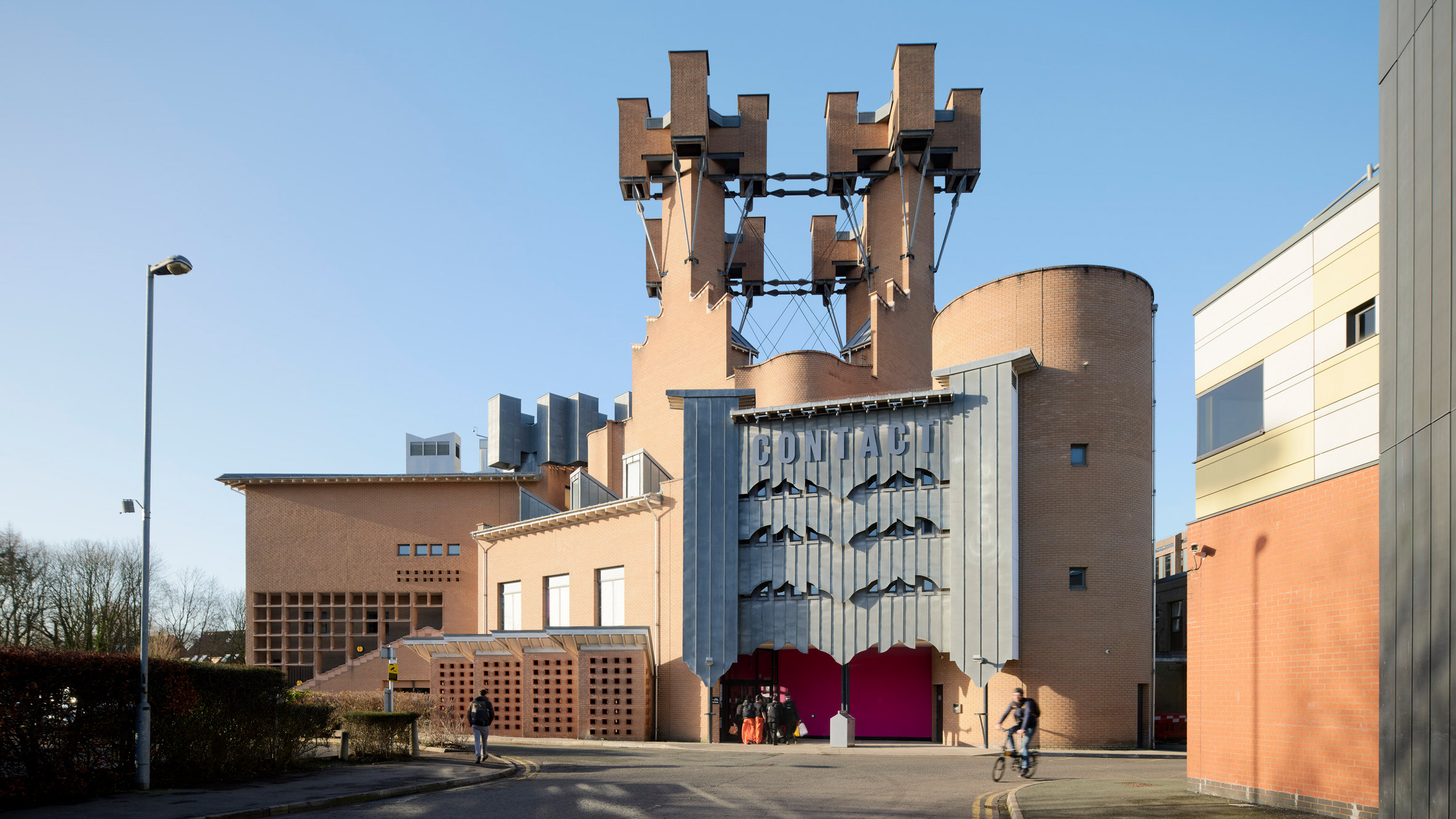 曼彻斯特青年剧院绿色更新，金属表皮与环保设计成亮点-0