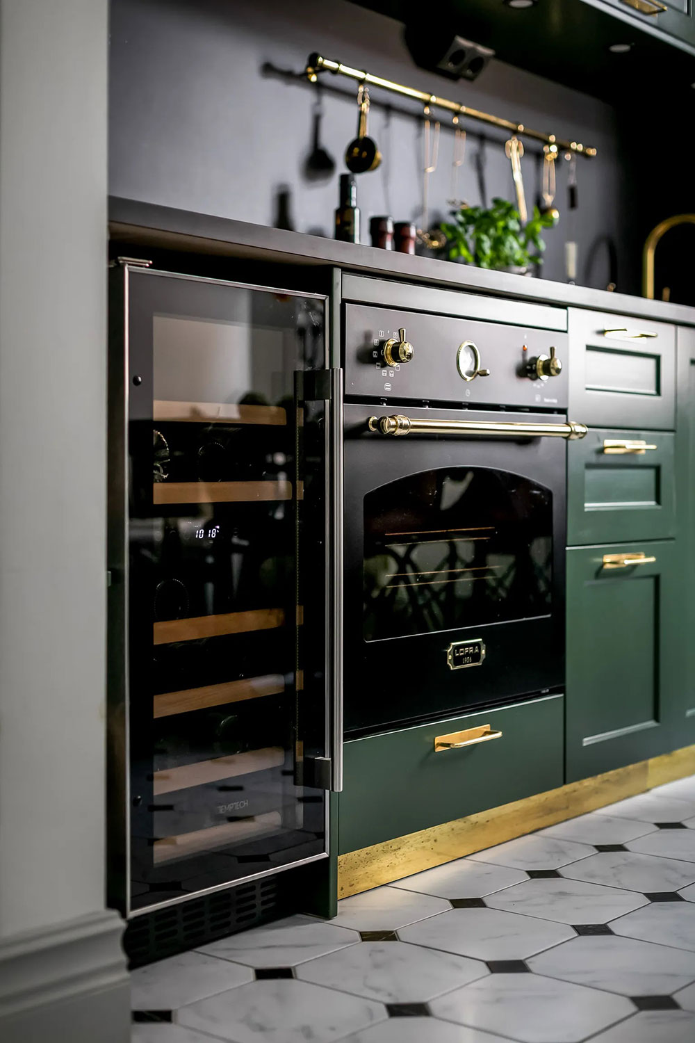 斯德哥尔摩 72 平米公寓，螺旋楼梯与玻璃隔间的完美结合-2