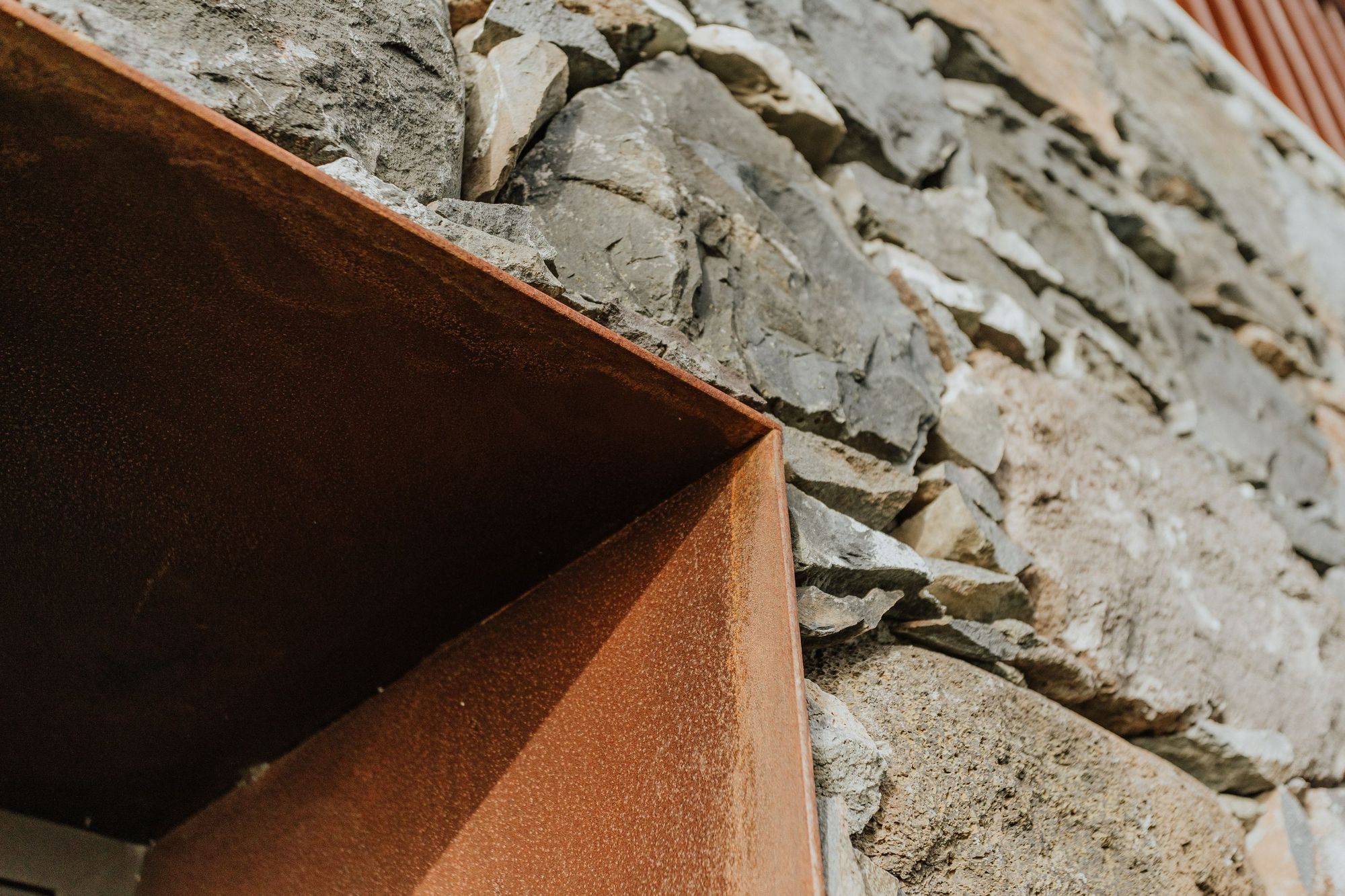 悬崖上的两所房子丨葡萄牙丨tabaibo atelier-30