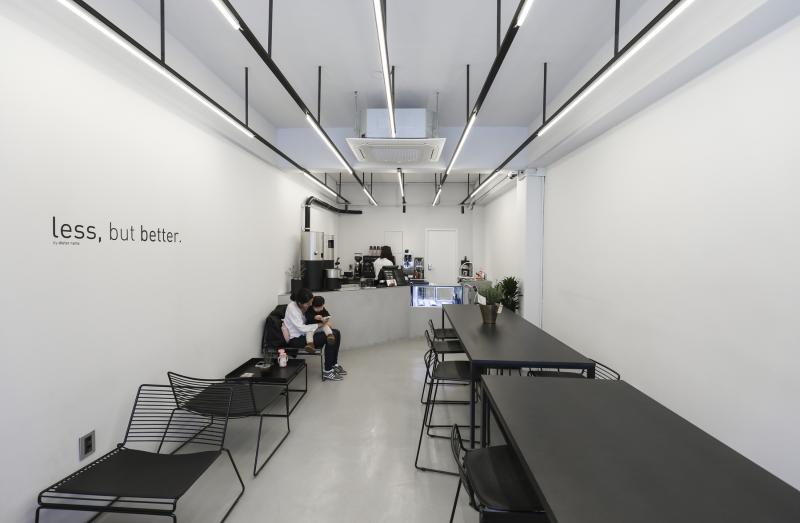 10 坪现代咖啡厅，迷你温馨空间设计-3