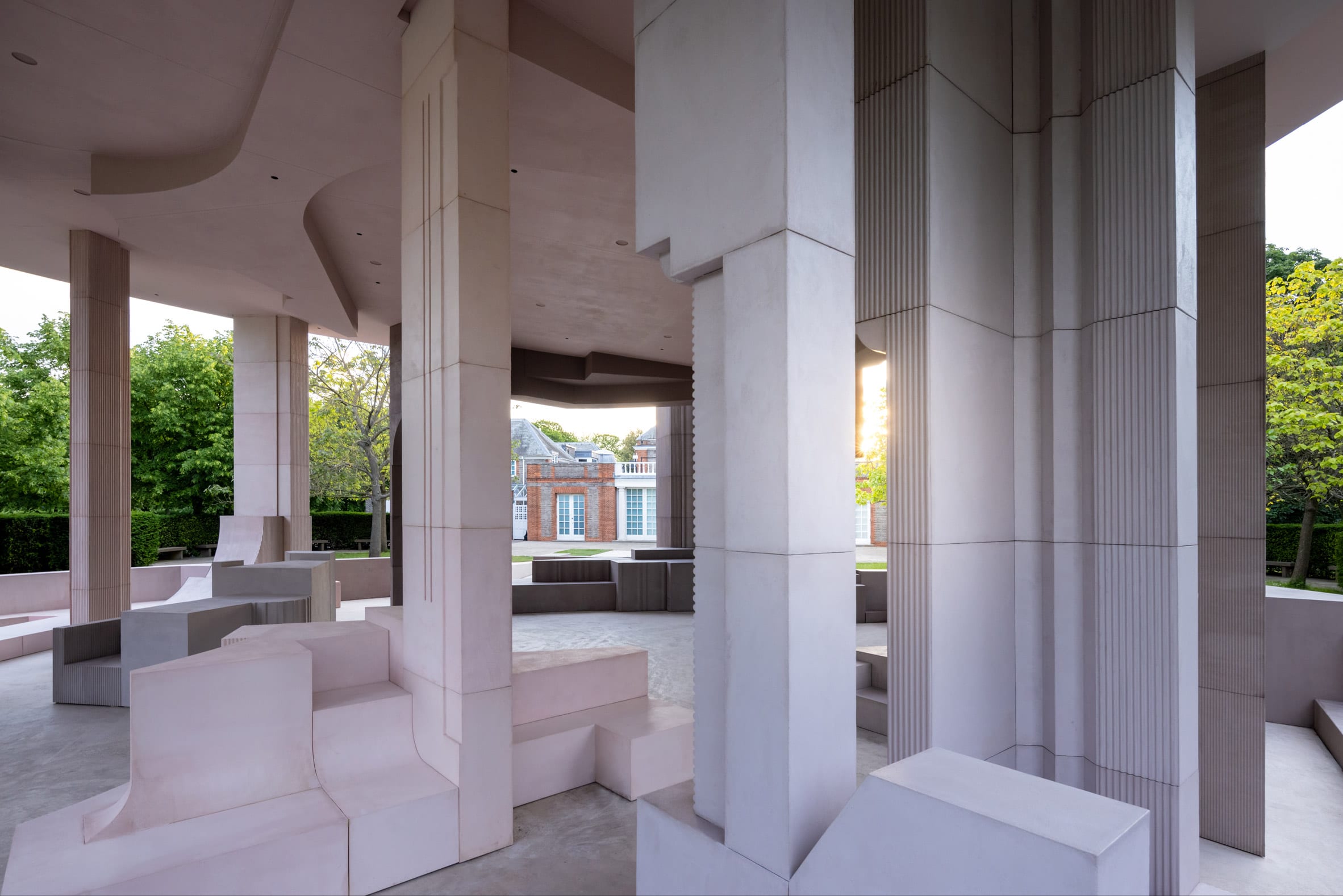 伦敦建筑群落中的粉色灰色碳负空间-14