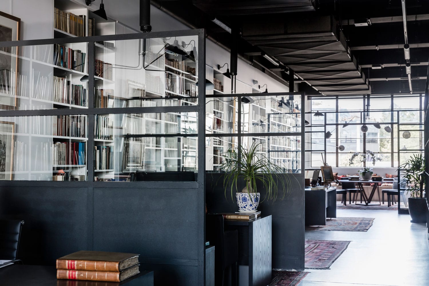 悉尼工业风珍本书店办公室设计-20