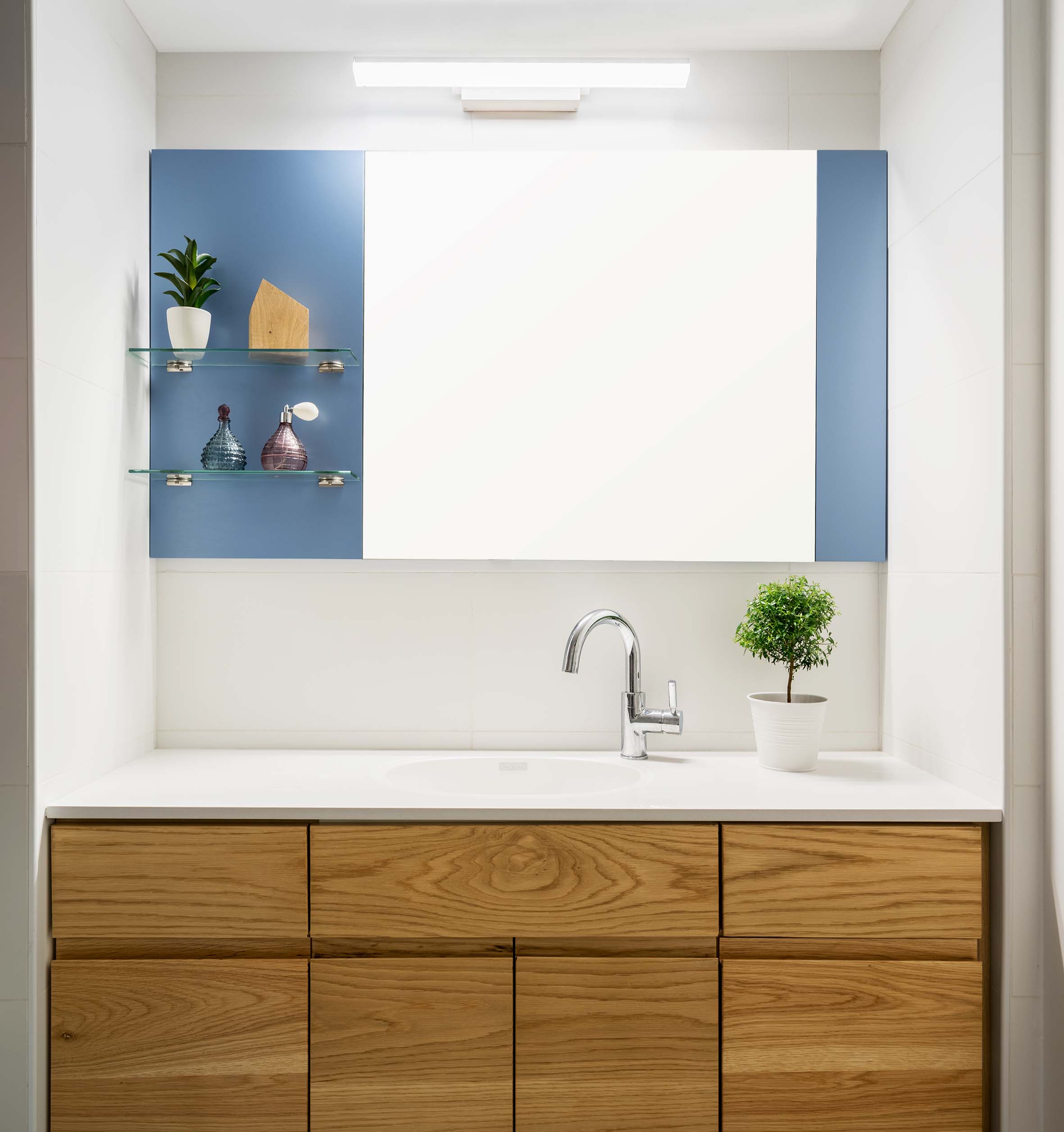 塔尔斯一家公寓 | 白砖蓝墙营造现代温馨空间-8