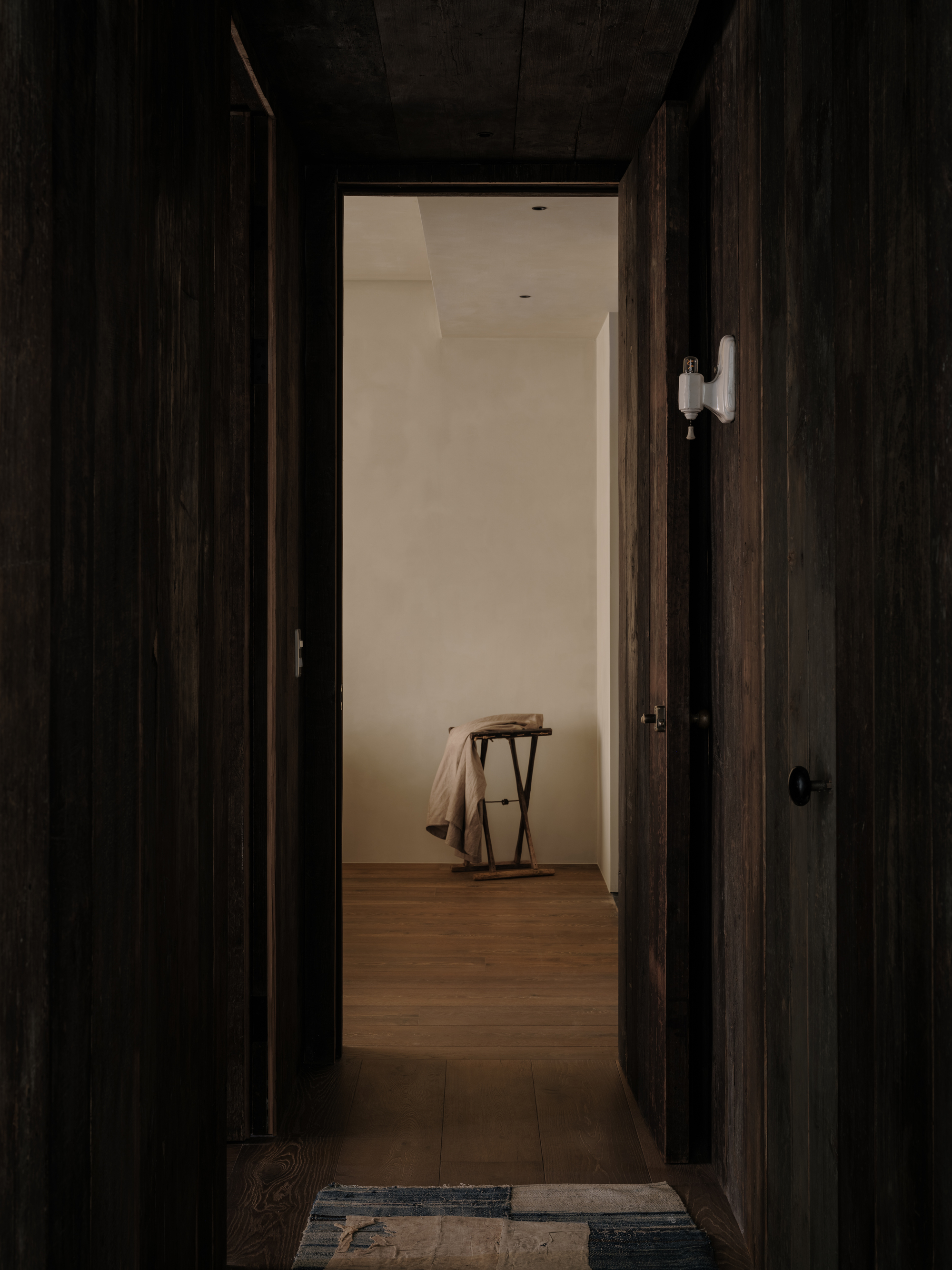 A Young Artist’s Home in Collected Time / Mountain Soil Interior Design-17