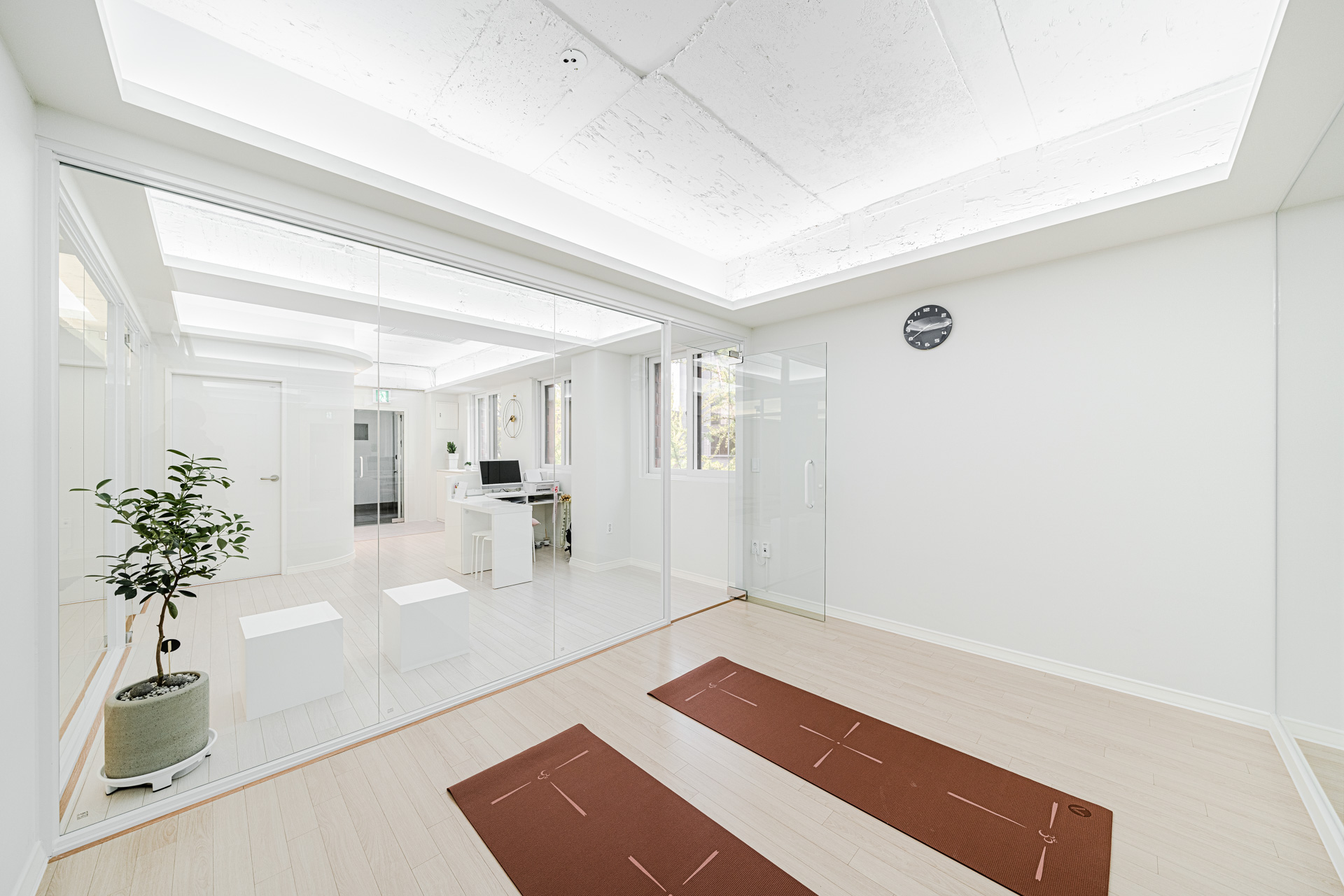 白色极简瑜伽馆 | 现代设计的完美体现-16