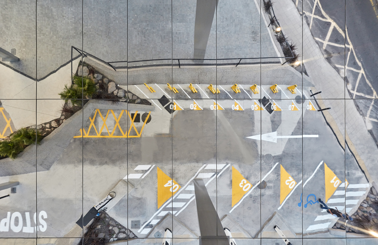 光影交织的电动汽车充电站-18