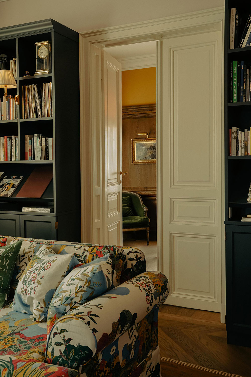 华丽的维也纳公寓,带有红色厨房和复古家具-11