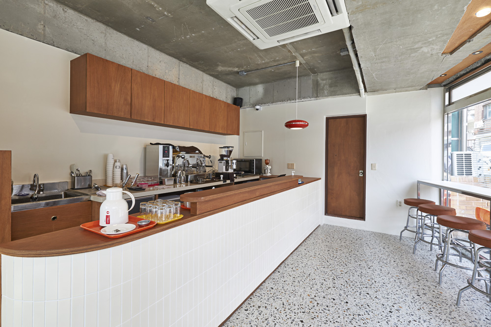 现代简约风 10 坪咖啡厅设计，美观实用兼具-3