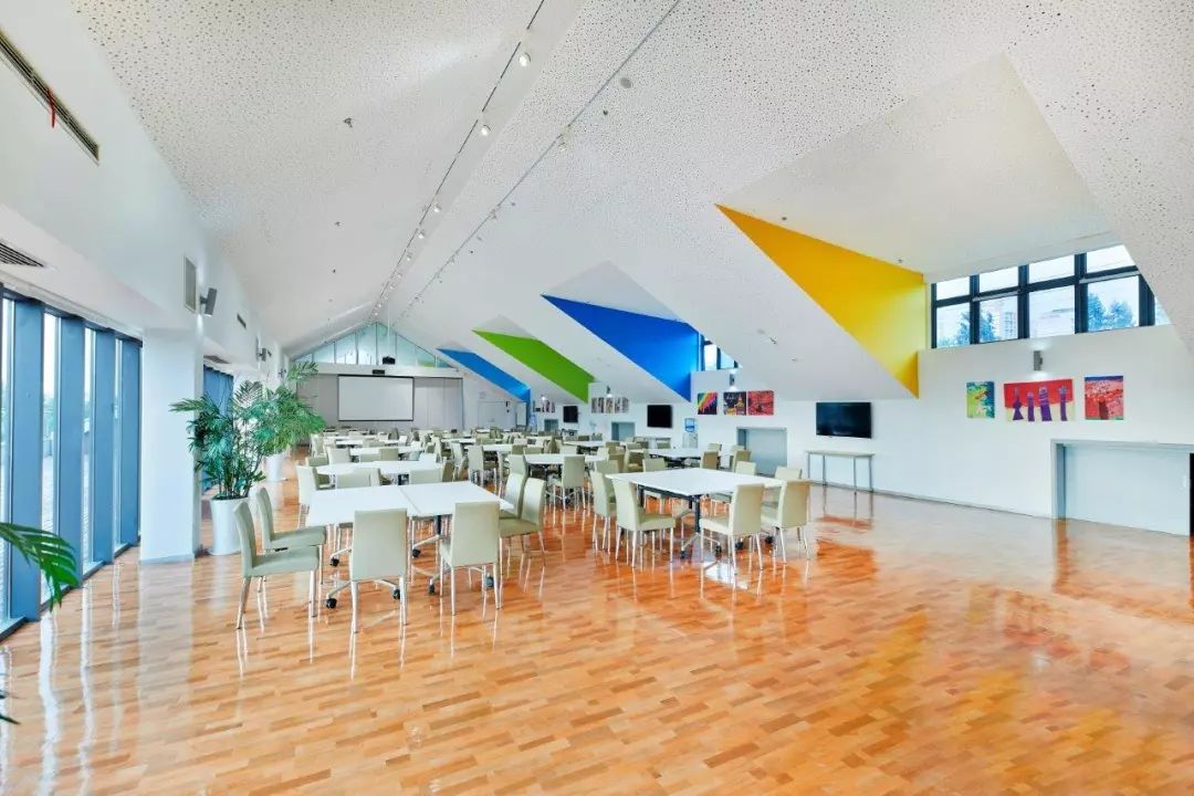 活力色彩打造的地下运动中心-17